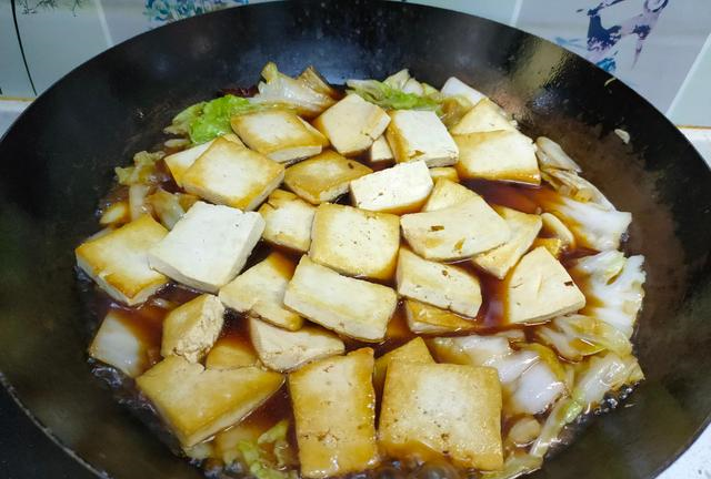 豆腐|天气冷，就馋这锅“热乎菜”，三种食材一锅炖，不放肉也倍儿香