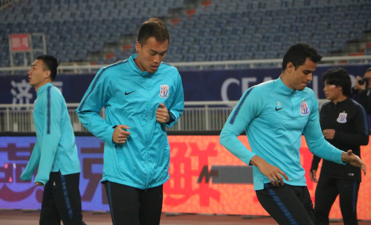 【李铁】意外？李铁或提前敲定国足主力防线，中前场大换血，艾克森最稳