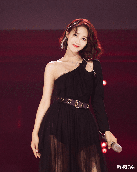 [费玉清]《乘风破浪的姐姐》蓝盈莹初舞台第一，跳主题曲站位却不是C位