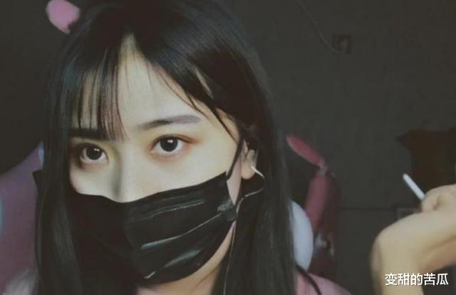 「呆妹儿」小团团为证明身材好,努力憋气展现完美锁骨,看到细节后网友笑了