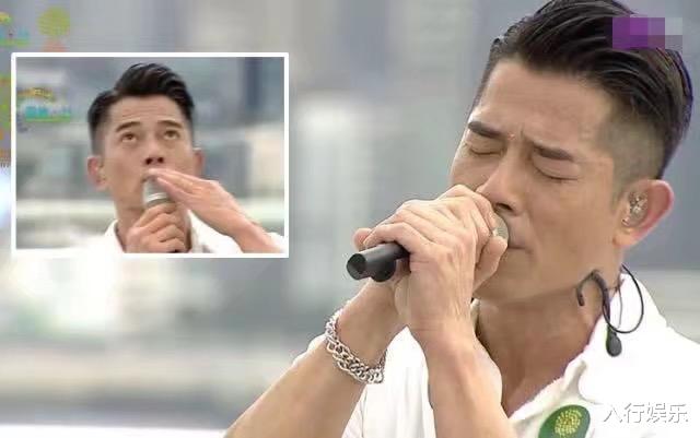 郭富城▲郭富城一家三口首次亮相，女儿美人眼很漂亮，城城忍不住亲吻额头