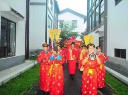 央视|最惨央视主持嫁美国豪门受虐，食不果腹瘦如柴，一包卫生巾用一年