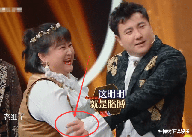 『贾玲』沈腾说贾玲“腰也很细”，谁注意他伸手量哪？字幕组慌忙7字救场