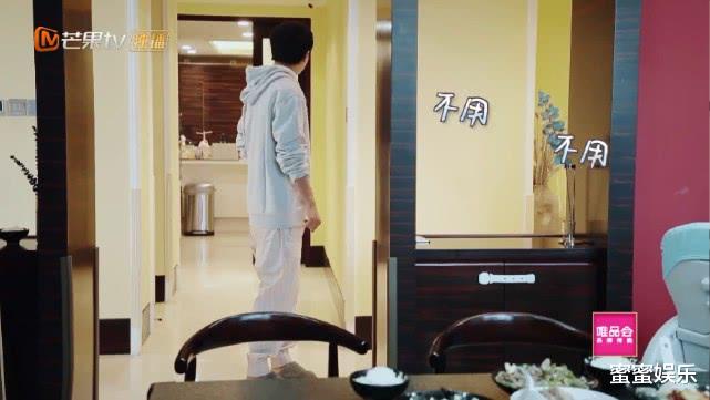 李佳航:相比林志颖陈若仪,李佳航李晟夫妻恩爱同用一把牙刷,家住跑道房