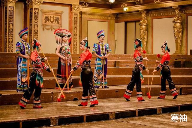 寒袖|贵州山村习俗真奇葩! 女子生育后下地干活, 男子在家“坐月子”休息