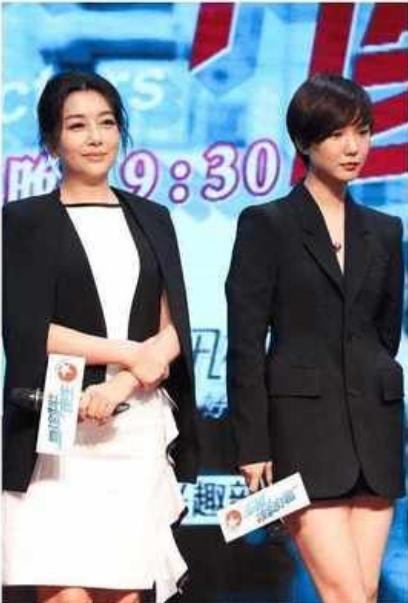 『穿衣搭配』52岁的江珊真不服老，紧身上衣显胖圆领，搭配上马尾麻花辫很亮眼