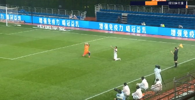 山东鲁能|裁判挡不住鲁能！李霄鹏被吹急了，外援中卫无奈跪地，标准看不懂