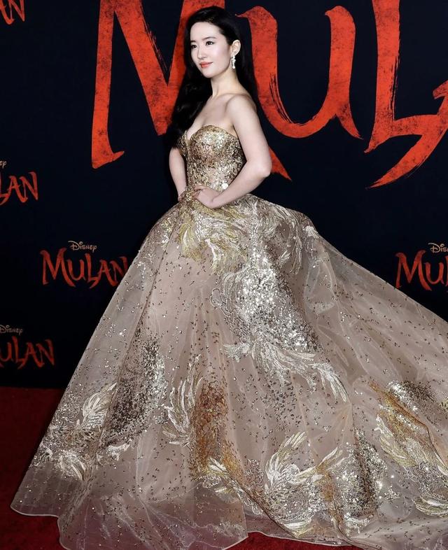 『刘亦菲』刘亦菲随心所欲穿搭合集，你见过爱豆时期的刘亦菲吗？美颜暴击