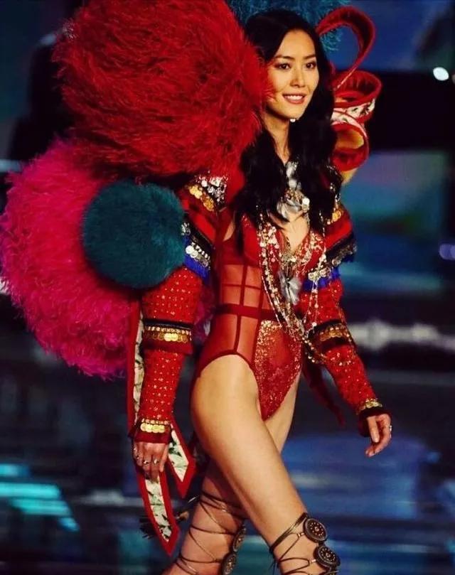 周迅|周迅亮相综艺却被秒杀，网友：过气女明星下场真惨