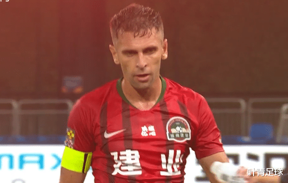 中超|中超疯狂大战！VAR改判，92分钟绝杀被吹，赛后6人围住裁判