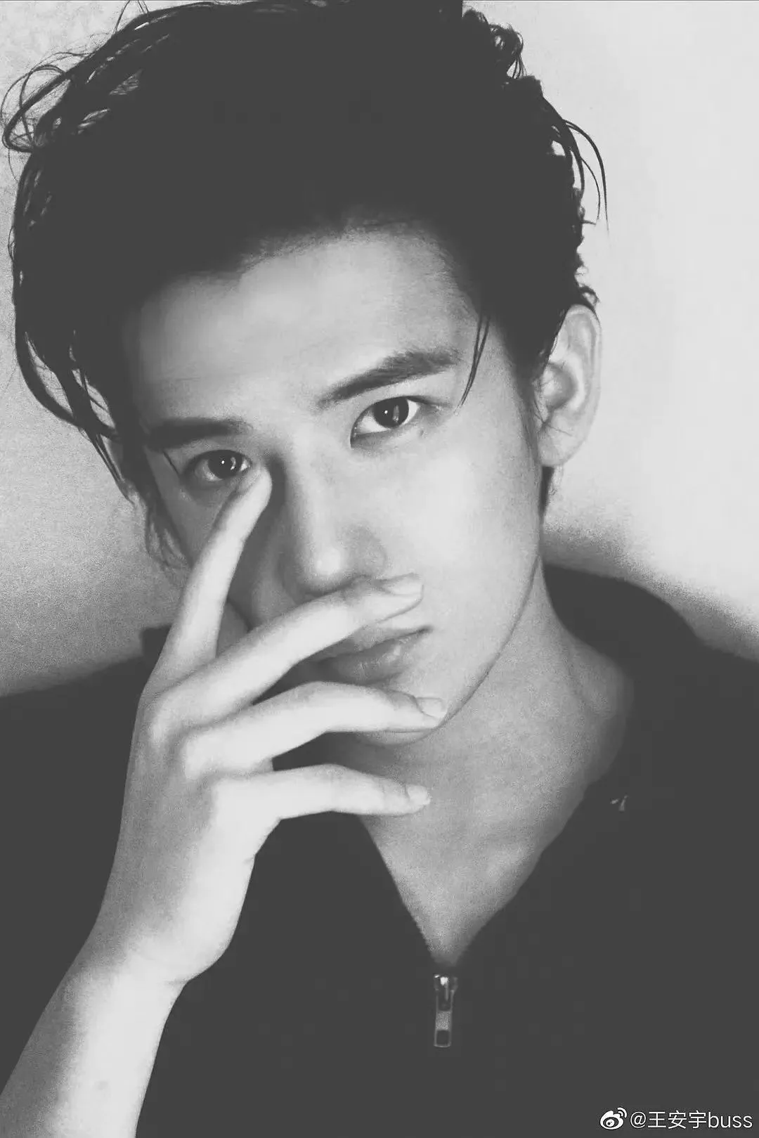 迪迪|刘昊然“亲弟弟”一夜爆上热搜：183cm八块腹肌，又奶又欲，还很会亲！