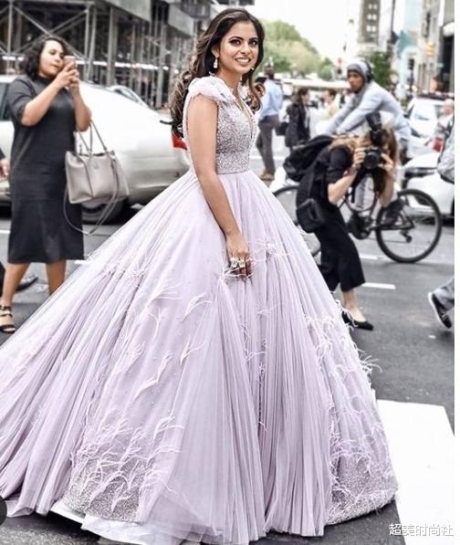 【印度】她17岁就成亿万富婆，创业能力比王思聪强，穿低领衫只为秀珠宝