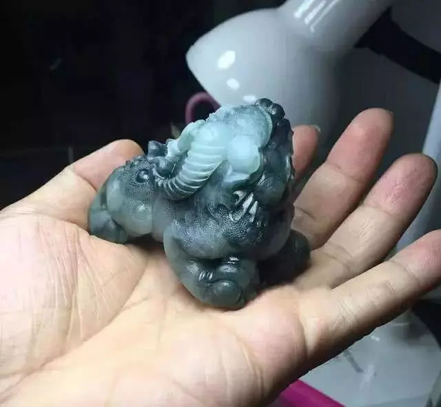 翡翠|一块废弃的石料，经雕琢却孵化出一头麒麟！