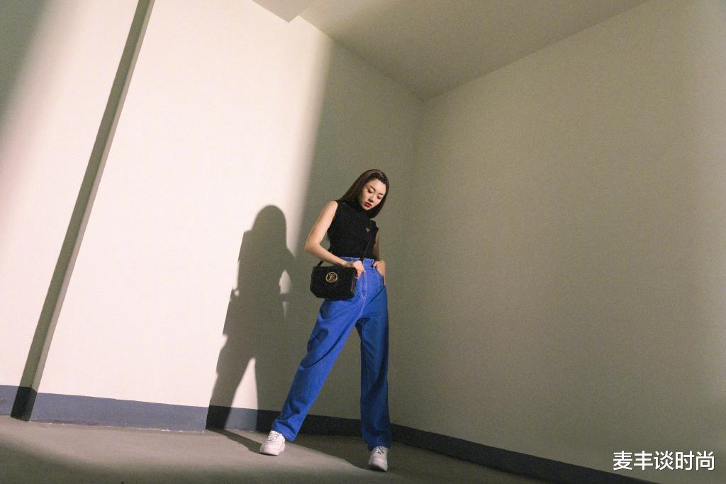 「穿衣搭配」程晓玥一点不输女明星，穿黑色无袖针织衫涂红唇，真是老霸气了