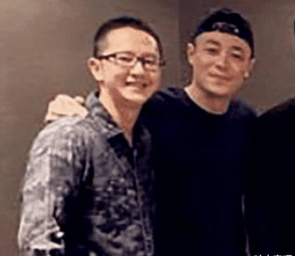 林心如|林心如弟弟44岁至今未婚,当家族合照曝光后,这颜值谁敢嫁啊!