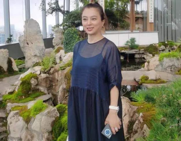 李玲玉|李玲玉穿的年轻脸衰老,但有皱纹也漂亮,短发干练利落!