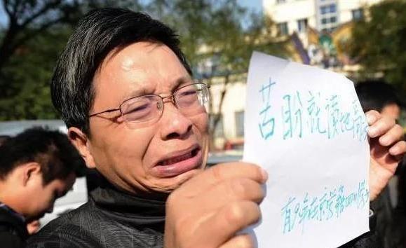 |录取通知书到手后，父母高兴打开看完却哭了，孩子无奈选择复读