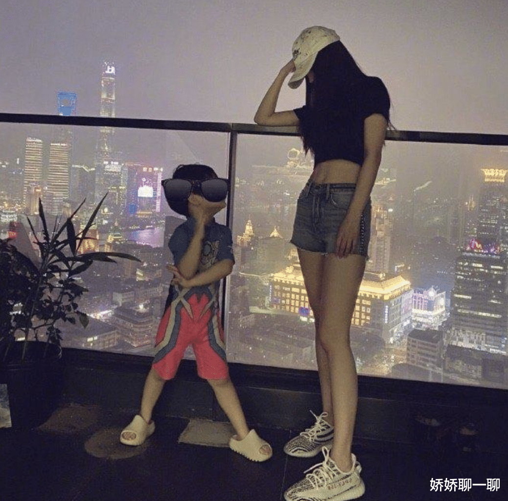 Angelababy|Baby带儿子去豪华酒店游泳，因没化妆拒绝合照，真实素颜仍被曝光