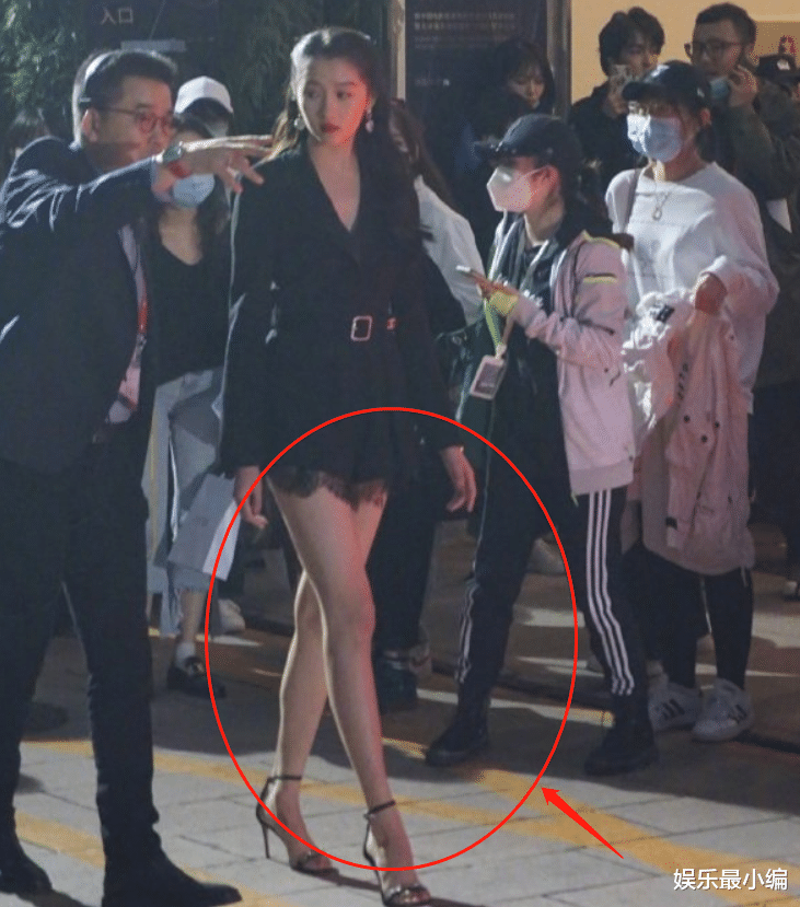 关晓彤|关晓彤重返母校参加校庆，失去了瘦腿特效后，这腿我没眼花吧？