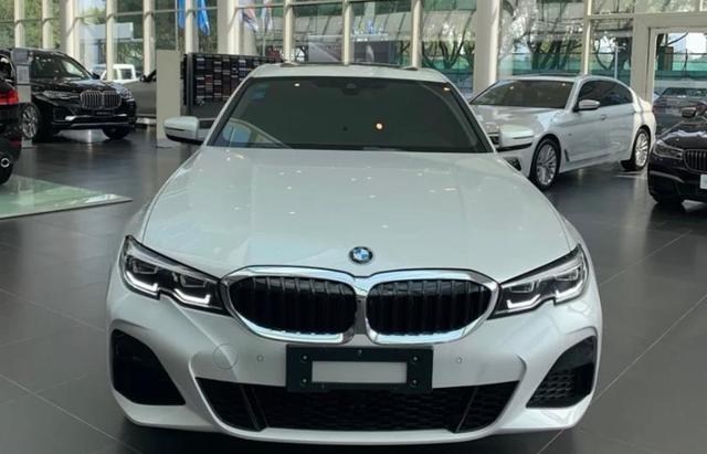 宝马320|纠结！宝马320和奥迪A4L价格相仿，到底应该买谁呢？