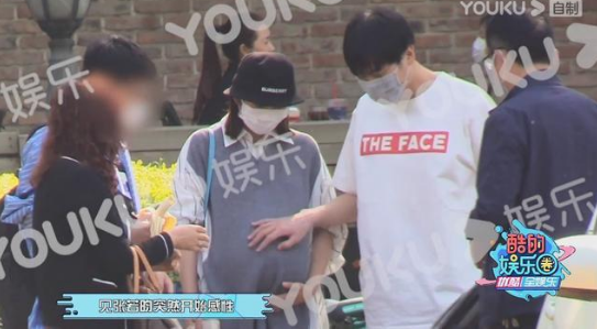 『唐艺昕』张若昀夫妇在公园野餐，唐艺昕超大孕肚十分显眼