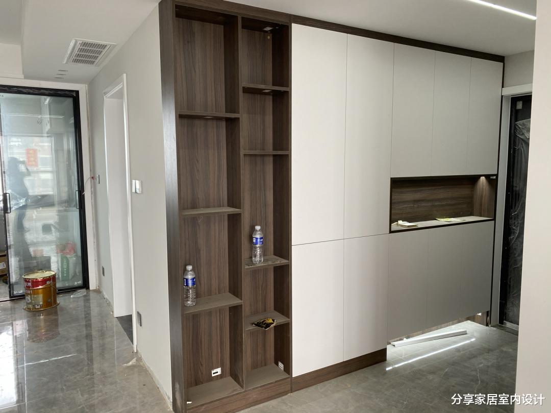 |越来越多人这样装修，电视墙很实用，看她家，还没家具就很漂亮！