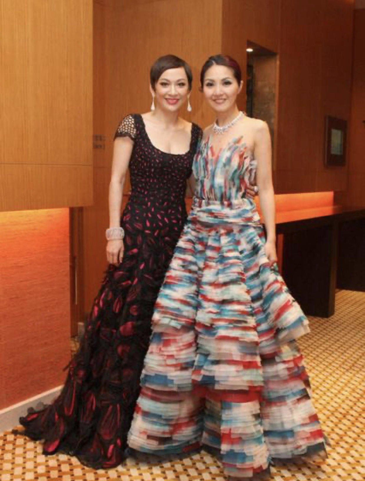 连衣裙@60岁余安安气质开挂，超短发搭配印花连衣裙减龄优雅，时髦大气