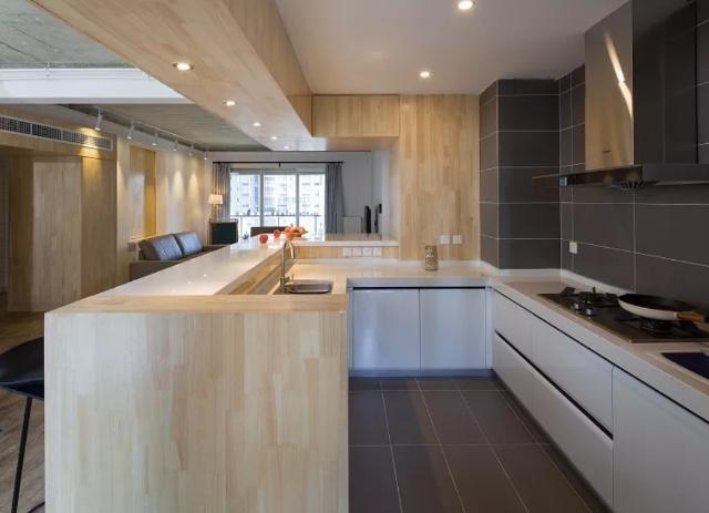 |老公硬把客餐厅屋顶“留空”不粉刷，打通沙发墙！完工后我懵了