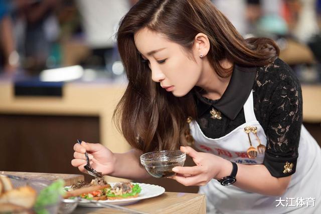 她被戏称为最"丑"影后,生子三个月后被丈夫刚出门