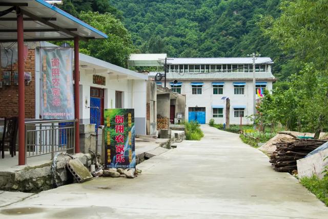 秦岭：秦岭沣峪大坝沟：是个好地方，有森林有高山瀑布，而且游客还不多