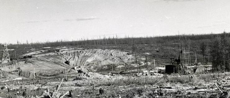 『钻石』地球上出现一个超级“鬼洞”,里面财宝遍地,但凶险异常