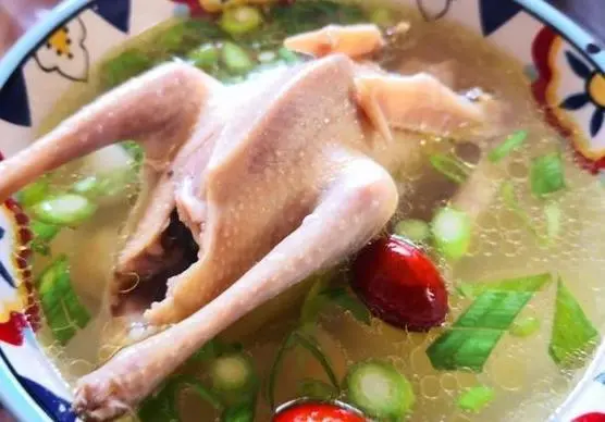炖鸽子汤：炖鸽子汤时，这两样调料不要加，很多人都不知道，难怪汤不鲜美