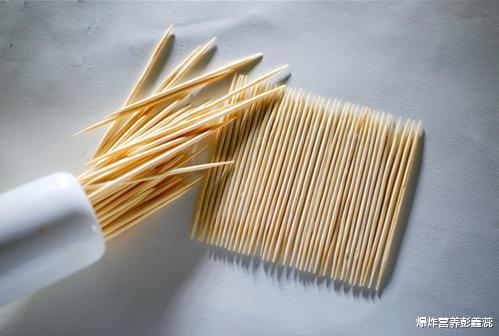 牙龈萎缩|中老年人牙龈萎缩怎么办？趁早改掉两个习惯，老了依然有一口好牙