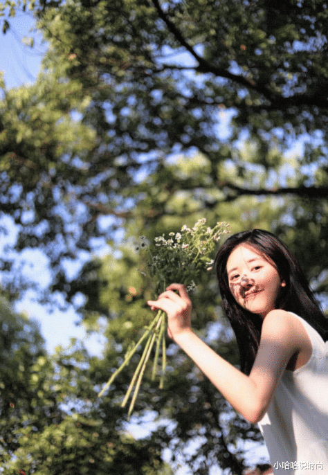 赵露思:赵露思野餐现美颜,一袭白裙仙气十足,彰显春日“露珠”本色!