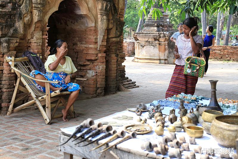 【自媒体】200块摆地摊创业，结合自媒体，做得好，月赚2万很轻松！