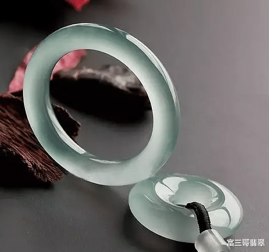 翡翠|翡翠的养生保健功效到底是什么？行家揭那些把被带歪了的说法！