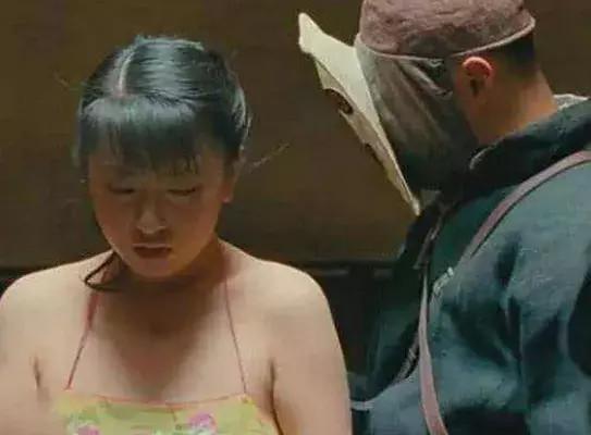 [德云社]《让子弹飞》电影中，那个“肚兜”被扯飞的演员，现在怎么样了？