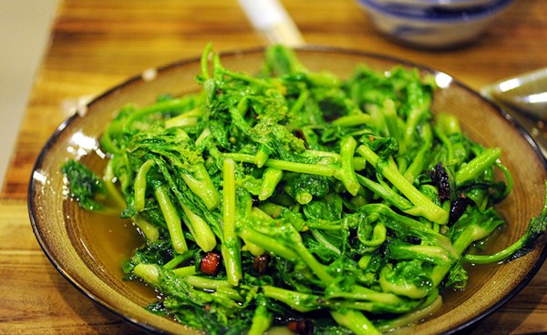 ：夏天就爱吃这菜，鲜嫩又清香，可惜瘦子不能多吃，不然越吃越瘦