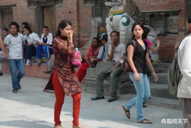 尼泊爾“奔放”的一幕，男遊客看紅瞭臉，當地人卻習以為常-圖4