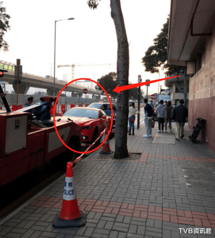 TVB资讯君 一视同仁!TVB人气夫妇闹市中违泊红色跑车,当众被开罚单兼拖车