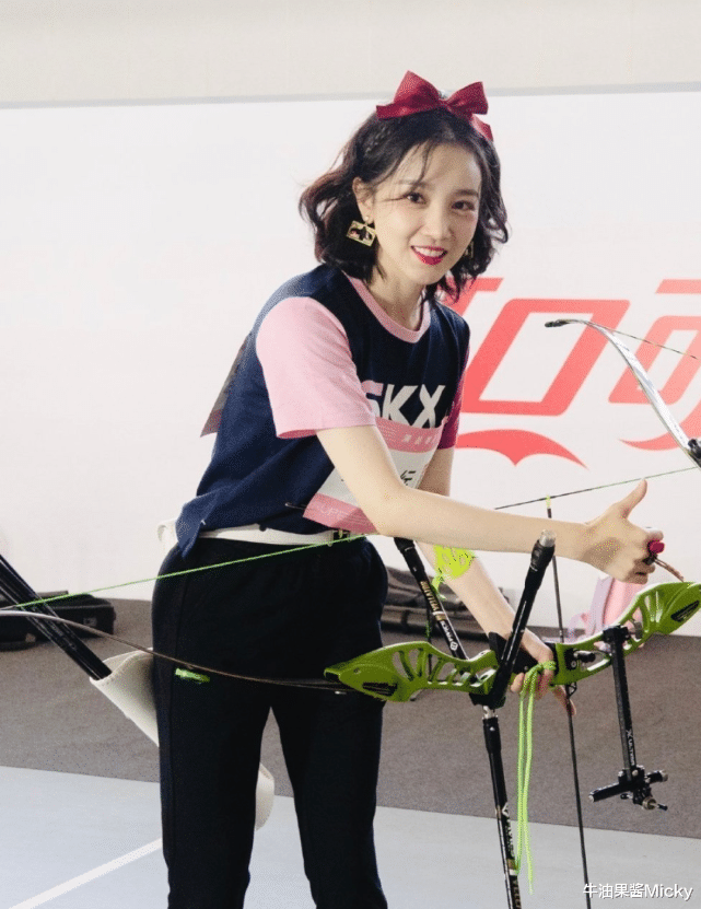 陈小纭|31岁陈小纭应小男友要求，头顶蝴蝶结参加运动会，不料美成公主