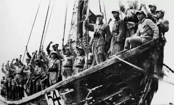 韩先楚@海南岛战役，他把自己脚砸伤，授衔时成大校，7年后才晋升少将