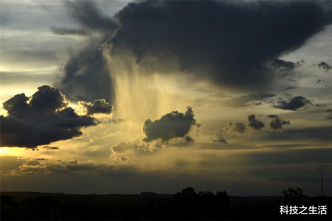 |欧洲上空出现怪异现象，巴西天空好像要掉下来，平行世界存在吗？