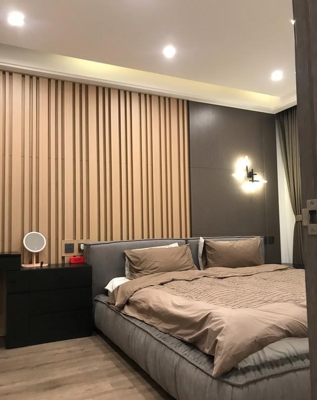 |新房装修完工，人造大理石的电视背景墙超奢华，朋友来了都被迷住