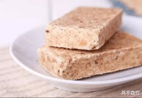 饼干|压缩饼干为何如此耐饿？小伙拿水煮完傻眼了，难怪一块能顶几碗饭