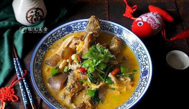 平菇|秋天,吃这鱼正是时候,和平菇一起炖,汤可不要太鲜美哟