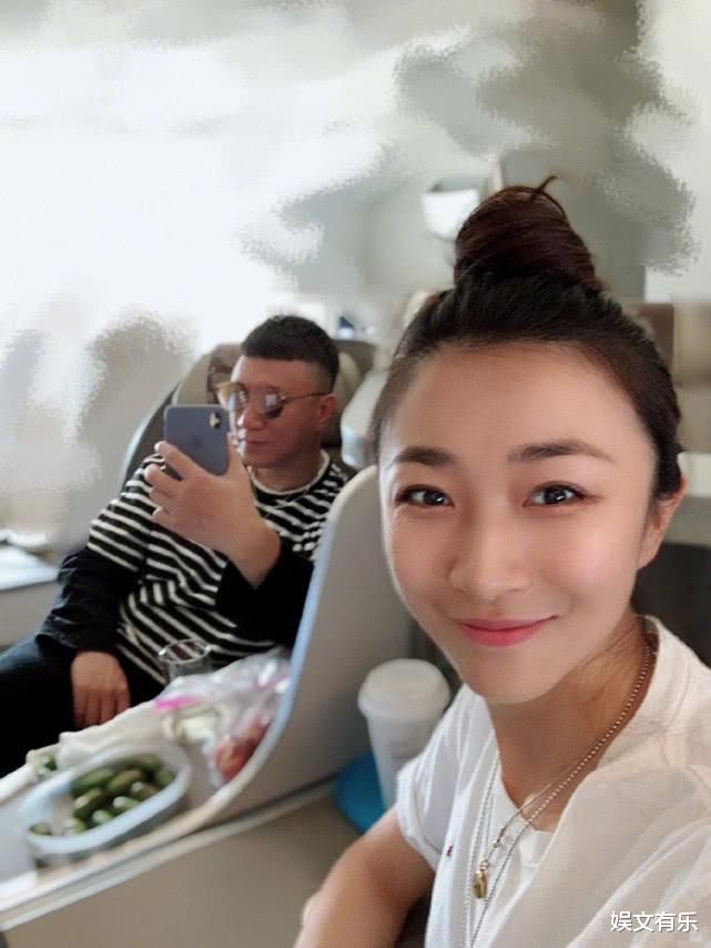 也会偶尔晒出两人的合影,很少有人知道孙红雷娇妻王骏迪的身份,毕竟
