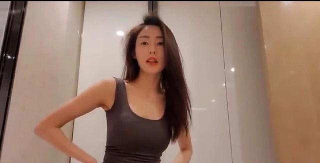 【罗晋】什么?张天爱素颜被吐槽像大妈!当看到她紧身上衣的造型,网友纷纷都惊了!
