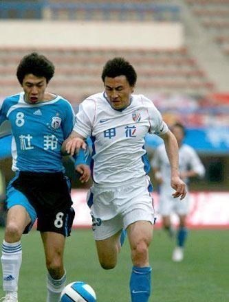 「中超」13年前中超连沪大战大连实德PK申花！图中对抗的球员你还认得吗？