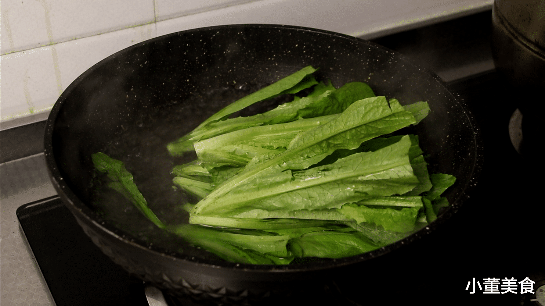 青菜|炒青菜为啥出锅总是发黑？大厨教你正确做法，青菜鲜嫩翠绿不发黑